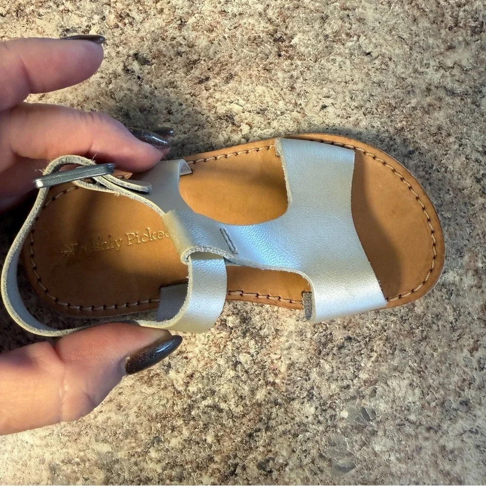 Freshly Picked Toddler Girl’s Platinum Gold Malibu Sandal size 7 in EUC